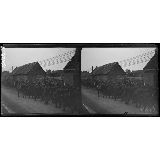 Beaulieu-les-Fontaines, Oise, passage de prisonniers allemands. [légende d'origine]