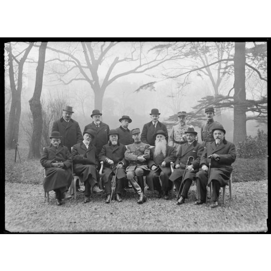 [Paris, jardins des Invalides, le gouverneur militaire de Paris, le général Moinier, entouré de ses collaborateurs]. [légende d'origine]