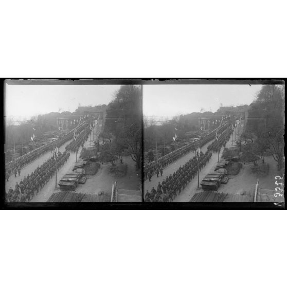 Brest, arrivée de M. et Mme Wilson. Défilé des troupes américaines. [légende d'origine]