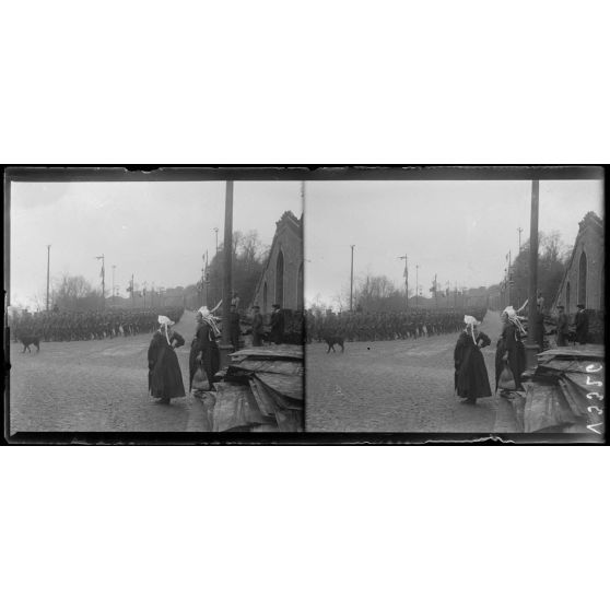 Brest, arrivée de M. et Mme Wilson. Femmes du pays regardant défiler les troupes américaines. [légende d'origine]