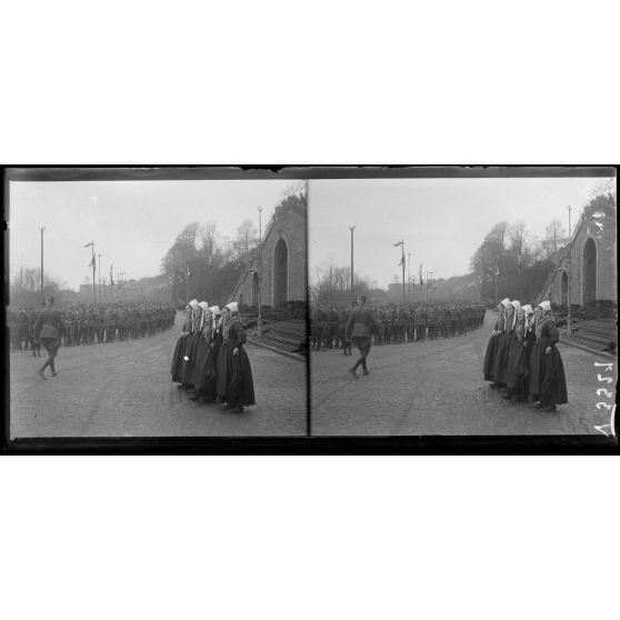 Brest, arrivée de M. et Mme Wilson. Femmes du pays regardant défiler les troupes américaines. [légende d'origine]