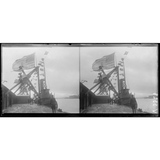 Brest, arrivée de M. et Mme Wilson. Bateau pavoisé. [légende d'origine]