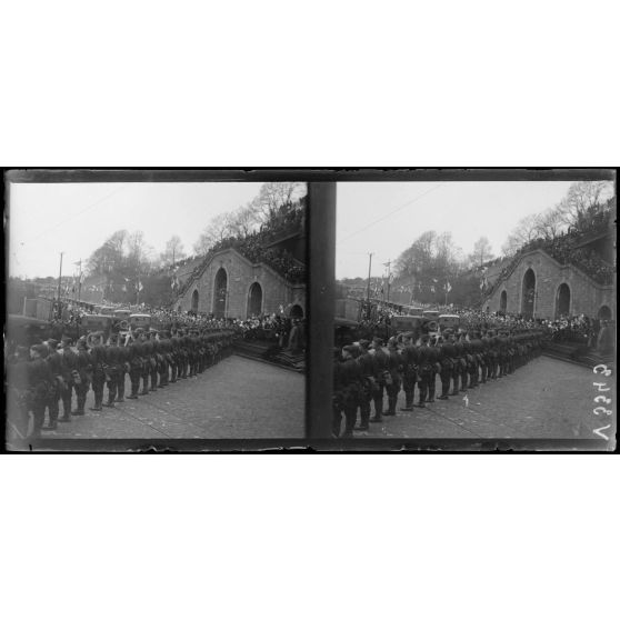 Brest, arrivée de M. et Mme Wilson. Troupes américaines formant la haie. [légende d'origine]