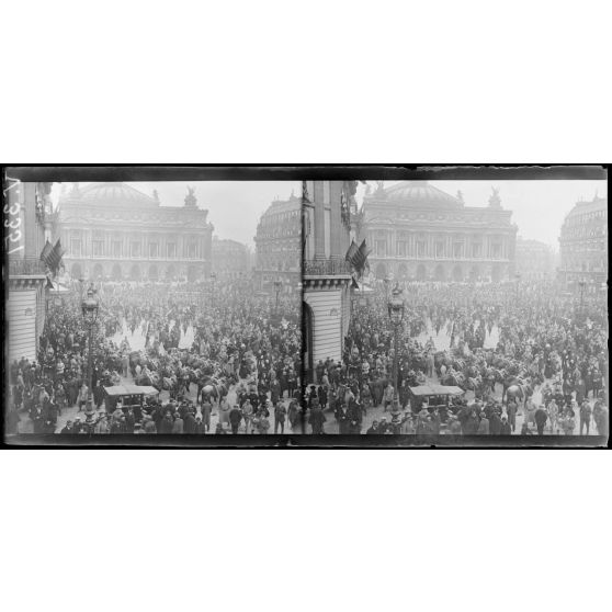 Paris, visite de S.M. le roi d'Italie. La foule place de l'Opéra. [légende d'origine]