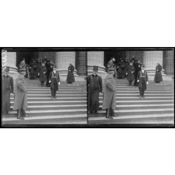 Paris, service pour les morts de la guerre à la Madeleine. Sorite de M. et Mme Poincaré. [légende d'origine]