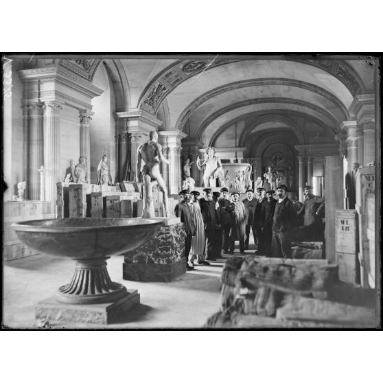 Paris, la réouverture du musée du Louvre. Gardiens et ouvriers dans une salle qui va être ouverte au public. [légende d'origine]