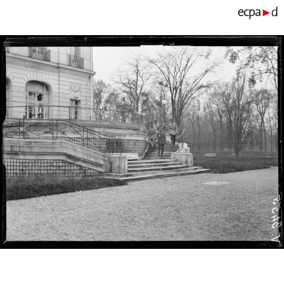Versailles, remise de décorations, arrivée du général Leblond. [légende d'origine]