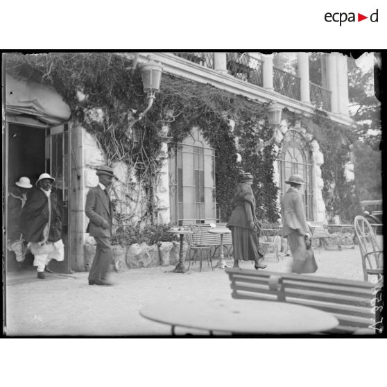 Marseille, la mission Abyssine. Le ministre de France en Abyssinie sortant de l'hôtel Réserve. [légende d'origine]