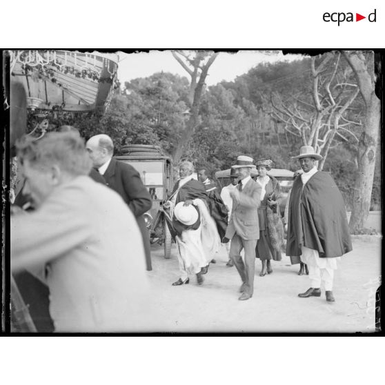 Marseille, la mission Abyssine. La mission abyssine en promenade. [légende d'origine]