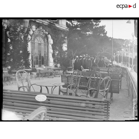 Marseille, la mission Abyssine. Arrivée à l'hôtel Réserve. [légende d'origine]