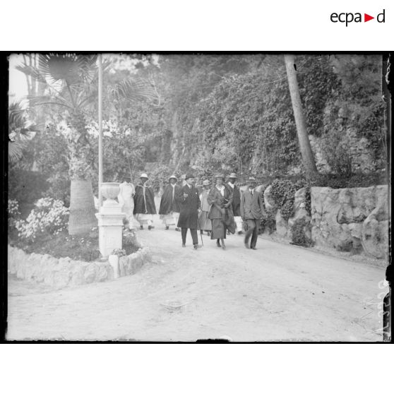 Marseille, la mission Abyssine. M. Alipri conduisant la mission. [légende d'origine]