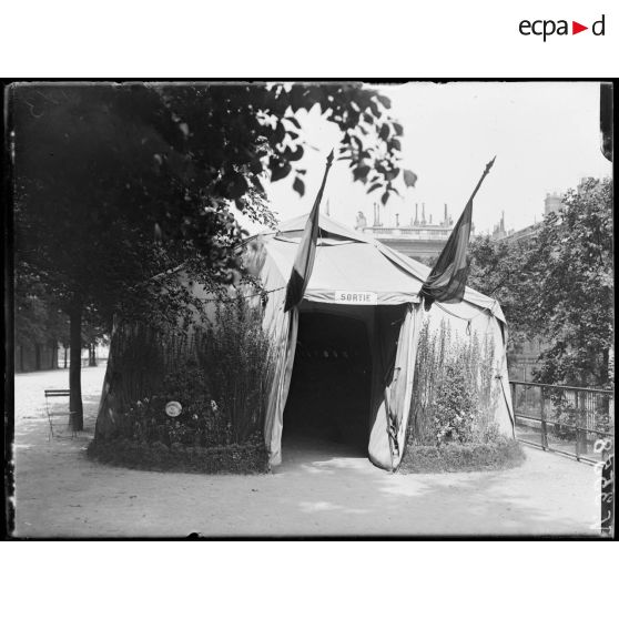 Paris, salle du jeu de paume, expositions de matériels agricoles pour mutilés de guerre. La sortie. [légende d'origine]