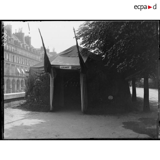 Paris, salle du jeu de paume, expositions de matériels agricoles pour mutilés de guerre. L'entrée. [légende d'origine]