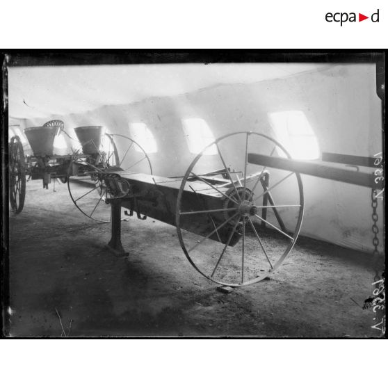 Paris, salle du jeu de paume, expositions de matériels agricoles pour mutilés de guerre. Un semoir. [légende d'origine]