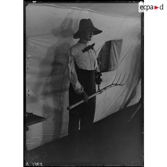 Paris, salle du jeu de paume, expositions d'appareils pour le travail aux champs des mutilés. [légende d'origine]