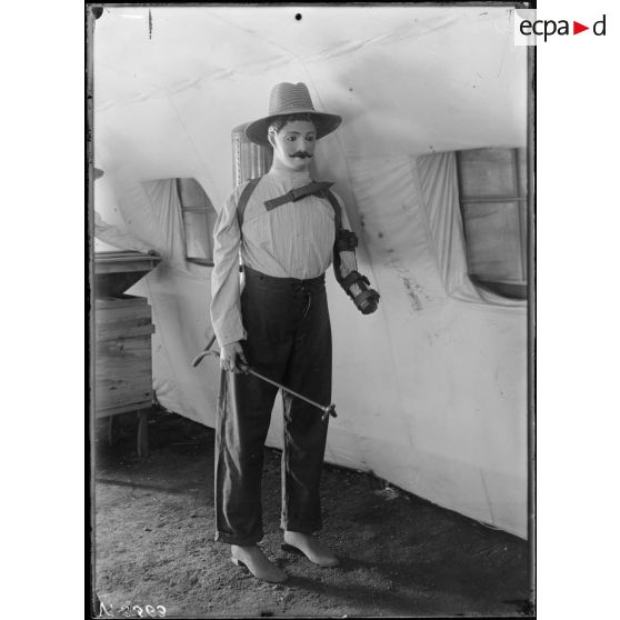 Paris, salle du jeu de paume, expositions d'appareils pour le travail aux champs des mutilés. [légende d'origine]