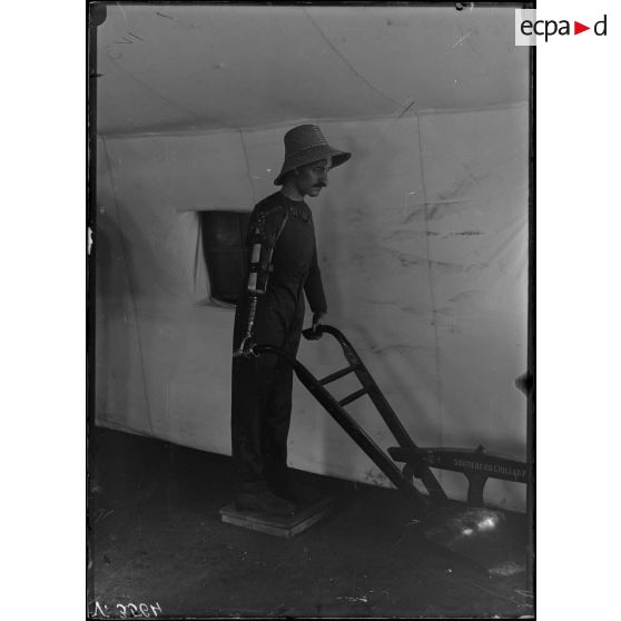 Paris, salle du jeu de paume, expositions d'appareils pour le travail aux champs des mutilés. [légende d'origine]