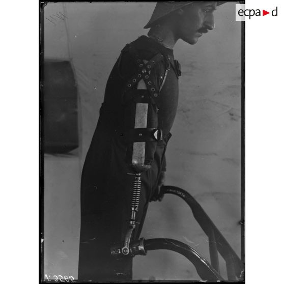 Paris, salle du jeu de paume, expositions d'appareils pour le travail aux champs des mutilés. [légende d'origine]