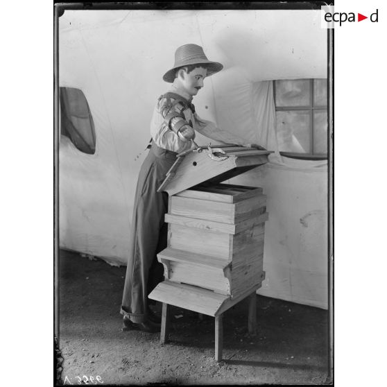 Paris, salle du jeu de paume, expositions d'appareils pour le travail aux champs des mutilés. [légende d'origine]
