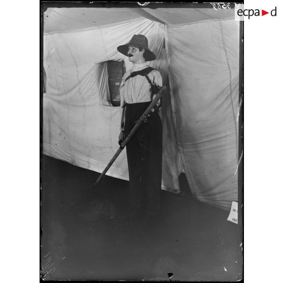 Paris, salle du jeu de paume, expositions d'appareils pour le travail aux champs des mutilés. [légende d'origine]