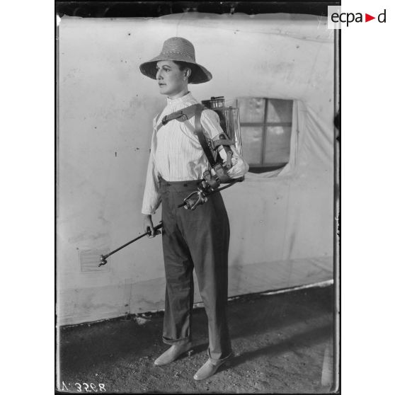 Paris, salle du jeu de paume, expositions d'appareils pour le travail aux champs des mutilés. [légende d'origine]