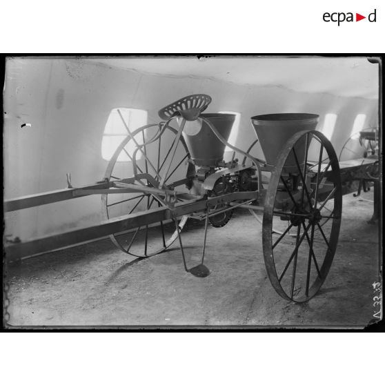 Paris, salle du jeu de paume, expositions de matériels agricoles pour mutilés de guerre. [légende d'origine]