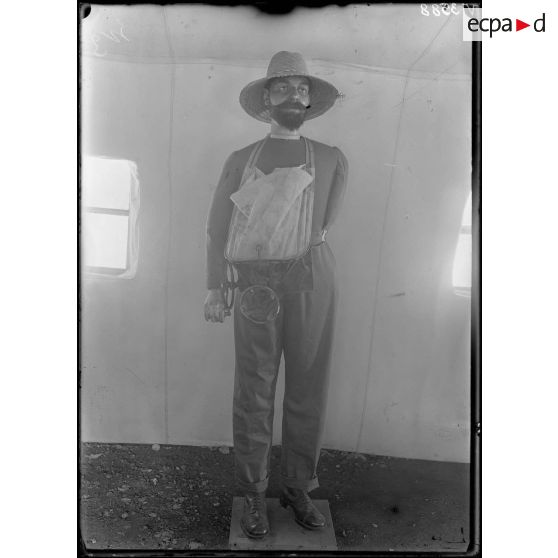 Paris, salle du jeu de paume, expositions d'appareils pour le travail aux champs des mutilés. [légende d'origine]