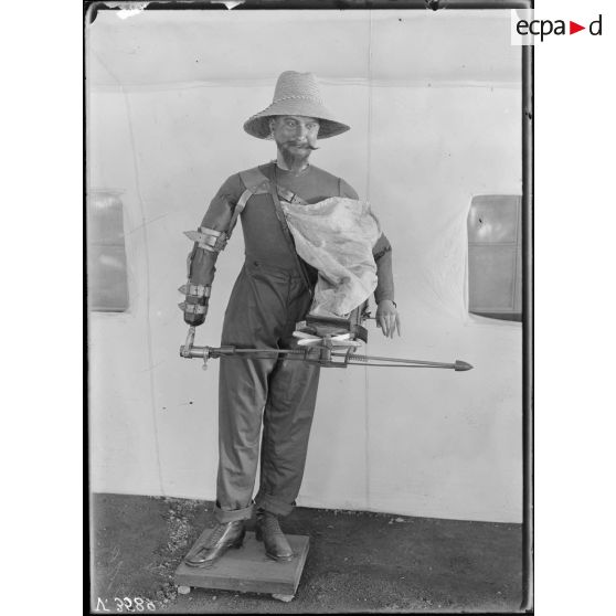 Paris, salle du jeu de paume, expositions d'appareils pour le travail aux champs des mutilés. [légende d'origine]