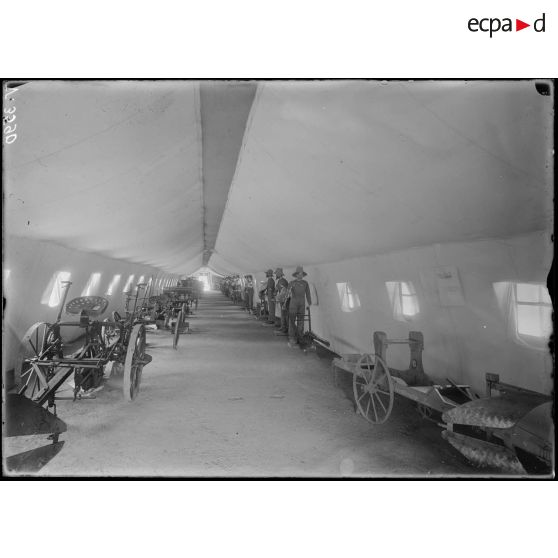 Paris, salle du jeu de paume, expositions de matériels agricoles pour mutilés de guerre. [légende d'origine]