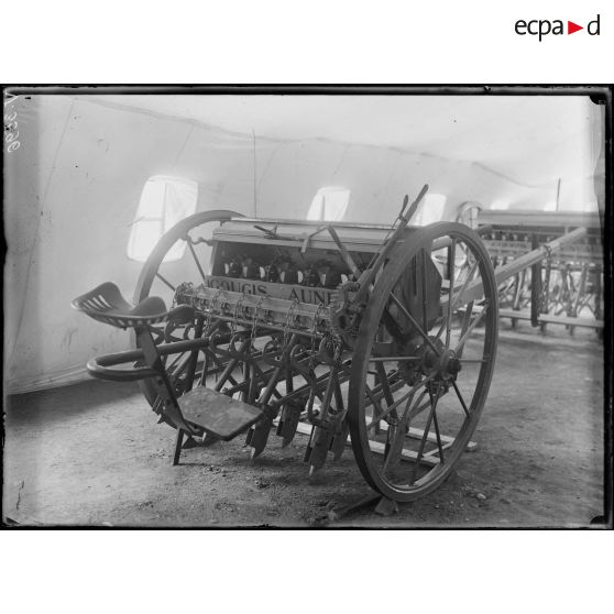 Paris, salle du jeu de paume, expositions de matériels agricoles pour mutilés de guerre. [légende d'origine]