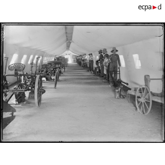 Paris, salle du jeu de paume, expositions de matériels agricoles pour mutilés de guerre. [légende d'origine]
