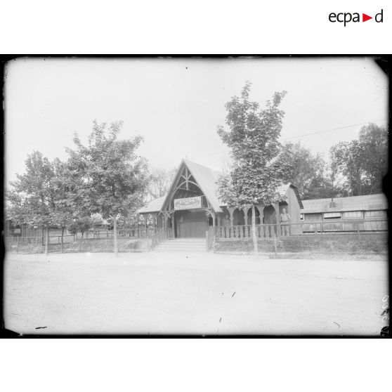 Verdun, Meuse, un foyer pour permissionnaires. Foyer des soldats. [légende d'origine]