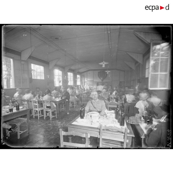Verdun, Meuse, un foyer pour permissionnaires. Foyer des officiers. [légende d'origine]