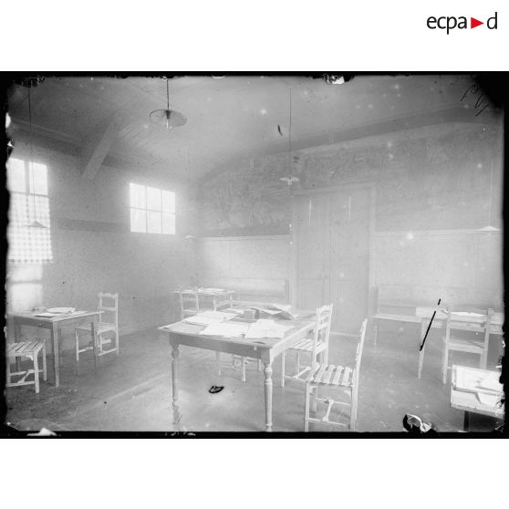 Verdun, Meuse, un foyer pour permissionnaires. Foyer des soldats, salon de lecture des officiers. [légende d'origine]
