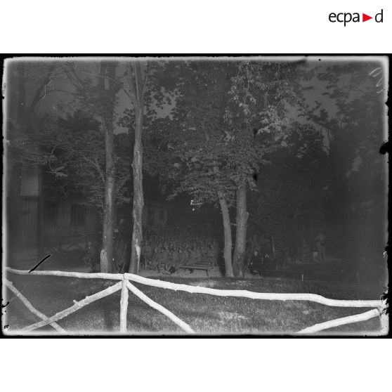 Verdun, Meuse, un foyer pour permissionnaires. Le cinéma. [légende d'origine]