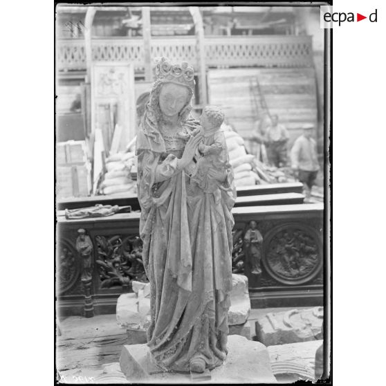 Arras, Pas-de-Calais, oeuvres d'art de Quéant, vierge du 15e siècle. [légende d'origine]