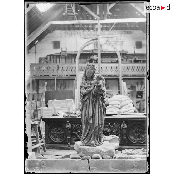 Arras, Pas-de-Calais, oeuvres d'art de Quéant, Vierge. [légende d'origine]
