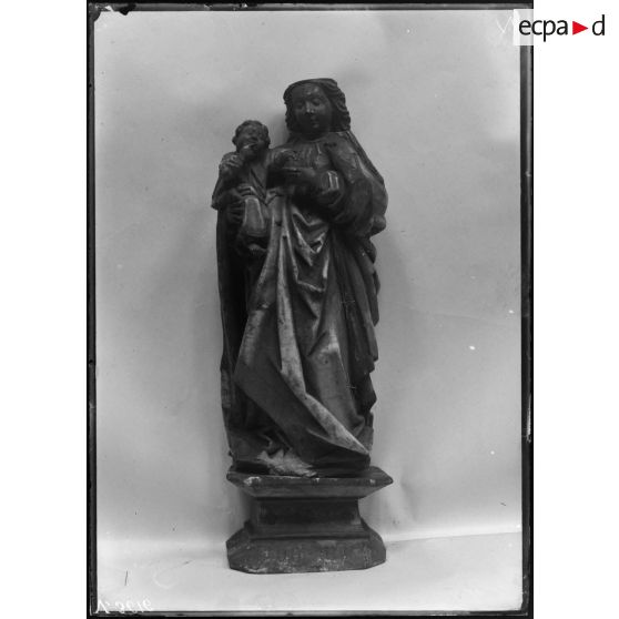 Arras, Pas-de-Calais, oeuvres d'art de Quéant, la Vierge et l'Enfant. [légende d'origine]