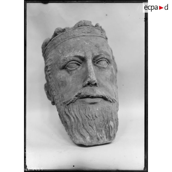 Arras, Pas-de-Calais, musée d'Arras, tête en pierre. [légende d'origine]
