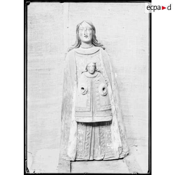 Arras, Pas-de-Calais, Bucquoy, Vierge en bois. [légende d'origine]