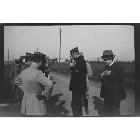 [Autorités civiles et militaires sur le bord de la route attendant une visite, s.d.]