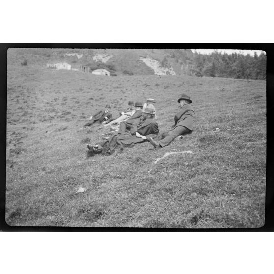 [Groupe d'autorités faisant une pause lors d'une visite à la campagne, s.d.]