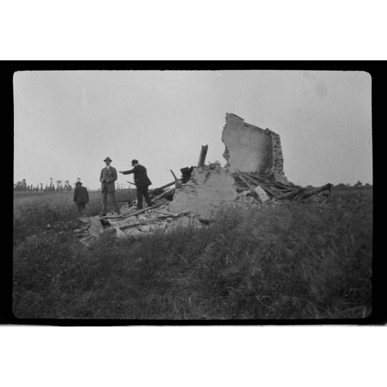[Trois autorités civiles en visitant une ruine, s.d.]