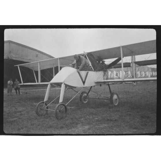 [Pilote sur un avion Voisin type III, s.d.]
