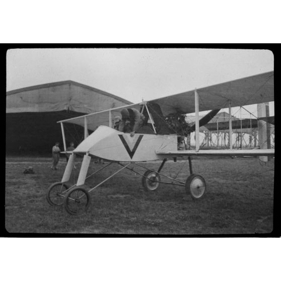 [Pilotes sur un avion Voisin type III, s.d.]