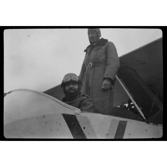 [Pilotes sur un avion Voisin type III, s.d.]