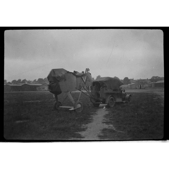 [Remorquage du fuselage d'un avion Voisin type III en voiture sur un terrain d'aviation, s.d.]