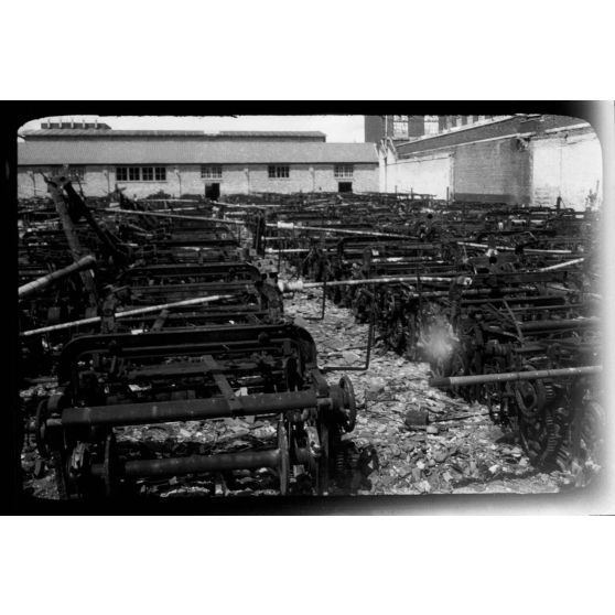 [Matériel d'une usine en ruine, s.d.]