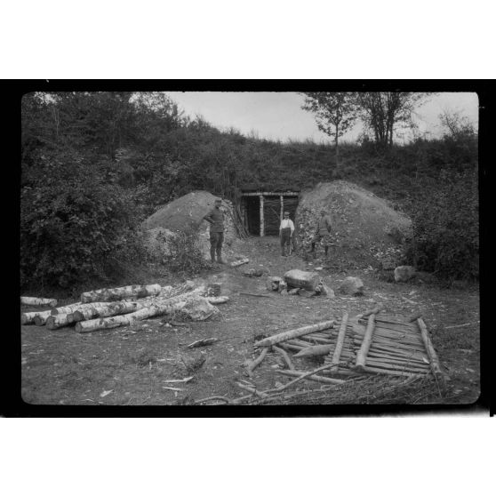 [Trois soldats devant l'entrée d'un abri, s.d.]