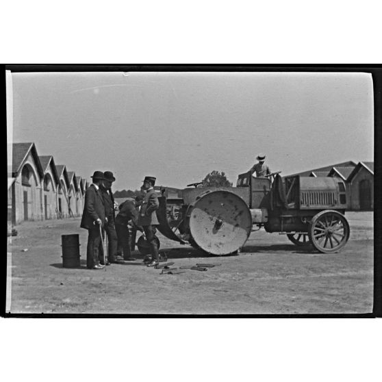 [Machine à cisaille et à versoirs pour la destruction des réseaux de fils de fer. Satory juin 1915.]